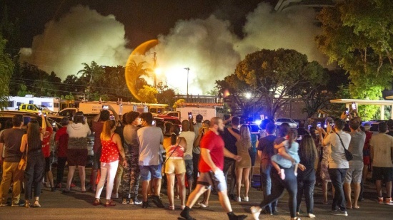 美國(guó)倒塌公寓剩余建筑被爆破拆除