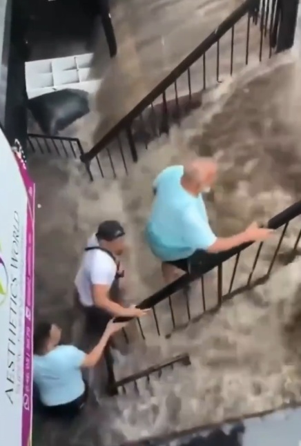 紐約暴雨 洪流猛灌地鐵站