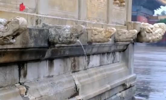 北京太廟上演龍吐水景觀