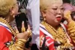 青島大媽核酸檢測身上掛滿金貨