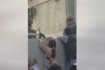 英國士兵看到喀布爾機(jī)場(chǎng)混亂和絕望的場(chǎng)景哭了