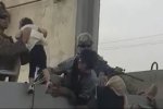 喀布爾機(jī)場1名小女孩讓美國和英國士兵接走