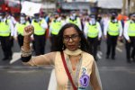 英國警方在標志性橋梁被封鎖后警告氣候抗議者