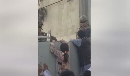 英國士兵看到喀布爾機(jī)場混亂和絕望的場景哭了