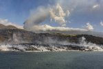 西班牙加那利群島拉帕爾馬火山噴發(fā)熔巖比25個(gè)足球