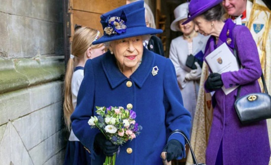 英國(guó)女王伊麗莎白二世手持拐杖被拍到