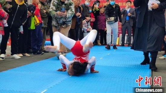 成都10歲女孩陳洲陽挑戰柔術世界紀錄，一天連破三項世界紀錄。