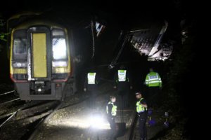 英國兩列火車相撞 多人受傷