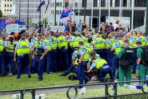 新西蘭警方逮捕新冠疫苗強(qiáng)制抗議活動(dòng)的市民