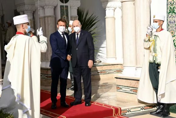 馬克龍在阿爾及利亞之行參觀著名的馬格里布迪斯科唱片店