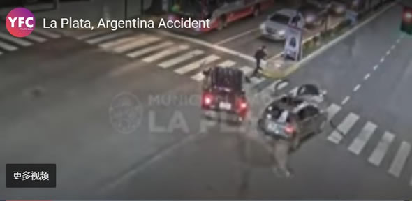 鏡頭捕捉到：阿根廷兩車相撞 女子險(xiǎn)些被撞