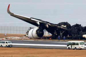日本羽田機場開始清理日航飛機殘骸