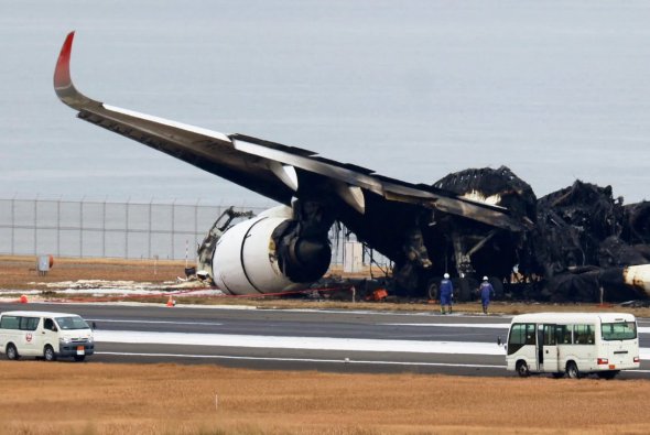 2024年1月3日，日本航空(JAL)的一架空客A350飛機在日本東京羽田國際機場與日本海岸警衛隊的飛機相撞后，官員們對一架被燒毀的飛機進行了調查。