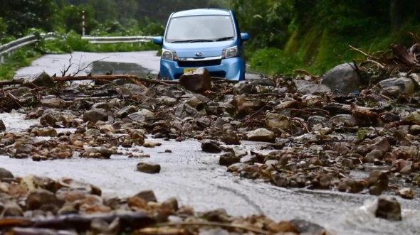 路透社2024年9月21日，日本石川縣輪島，暴雨引發山體滑坡，道路被石頭覆蓋。