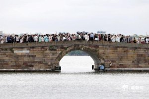 國慶景區(qū)人從眾 西湖斷橋上全是人很正常