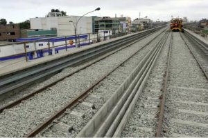 秘魯醉酒男子睡在軌道上被火車撞倒僅輕傷