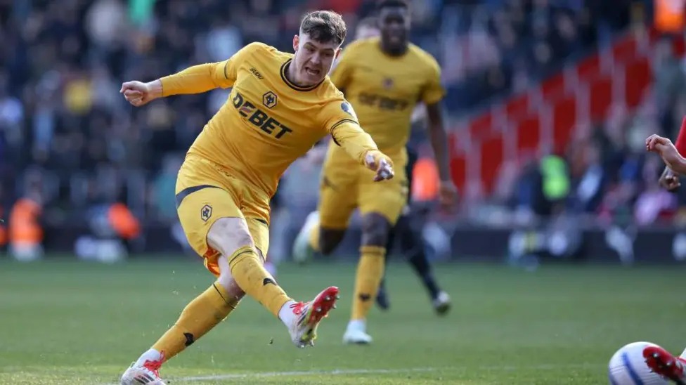 約爾根·斯特蘭德·拉爾森在狼隊客場對陣南安普頓的英超聯賽中攻入第二個進球