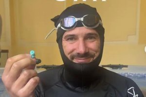 男子水下憋氣29分鐘刷新世界紀(jì)錄