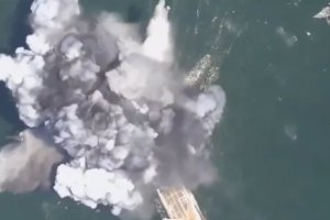 烏克蘭海軍辛菲羅波爾號(hào)艦艇被俄羅斯無(wú)人機(jī)擊中沉