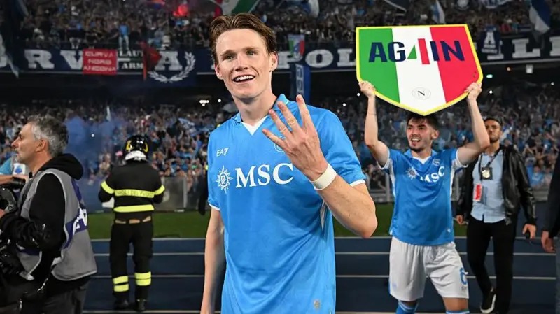 斯科特·麥克托米奈在加盟那不勒斯之前曾為曼聯出場255次，攻入29球