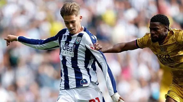 艾薩克·普萊斯在流浪者后衛瑞安·阿萊比奧蘇的壓力下準備射門