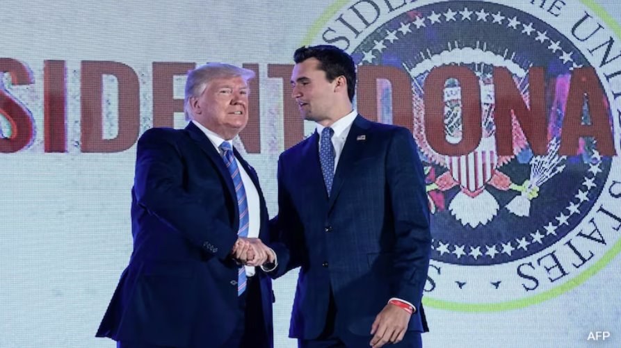 美國總統(tǒng)唐納德·特朗普和右翼青年活動家查理·柯克出席華盛頓特區(qū)的一場活動