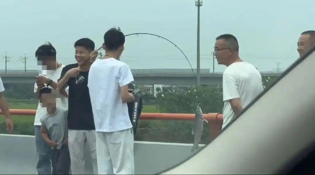 高速堵車堵出松弛感 有人下車釣大魚