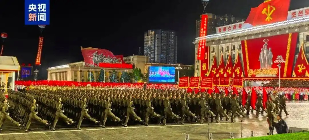 朝鮮閱兵 援俄方隊高舉朝俄國旗亮相