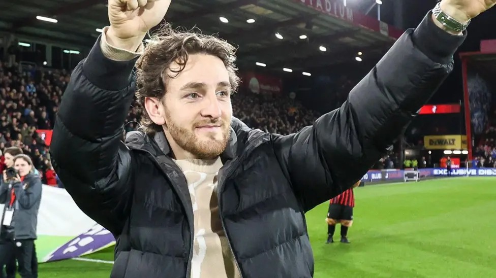 湯姆·洛克耶曾為布里斯托流浪者隊(duì)、盧頓隊(duì)和查爾頓競技隊(duì)出場超過400次,并為威爾士隊(duì)出場16次