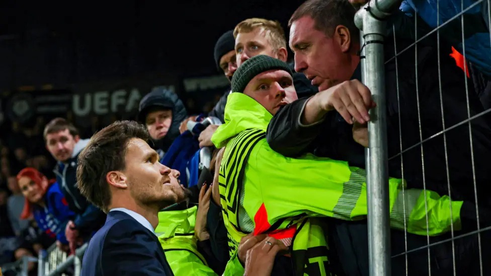 流浪者隊新任主教練丹尼·羅爾在失利后向客隊球迷致意