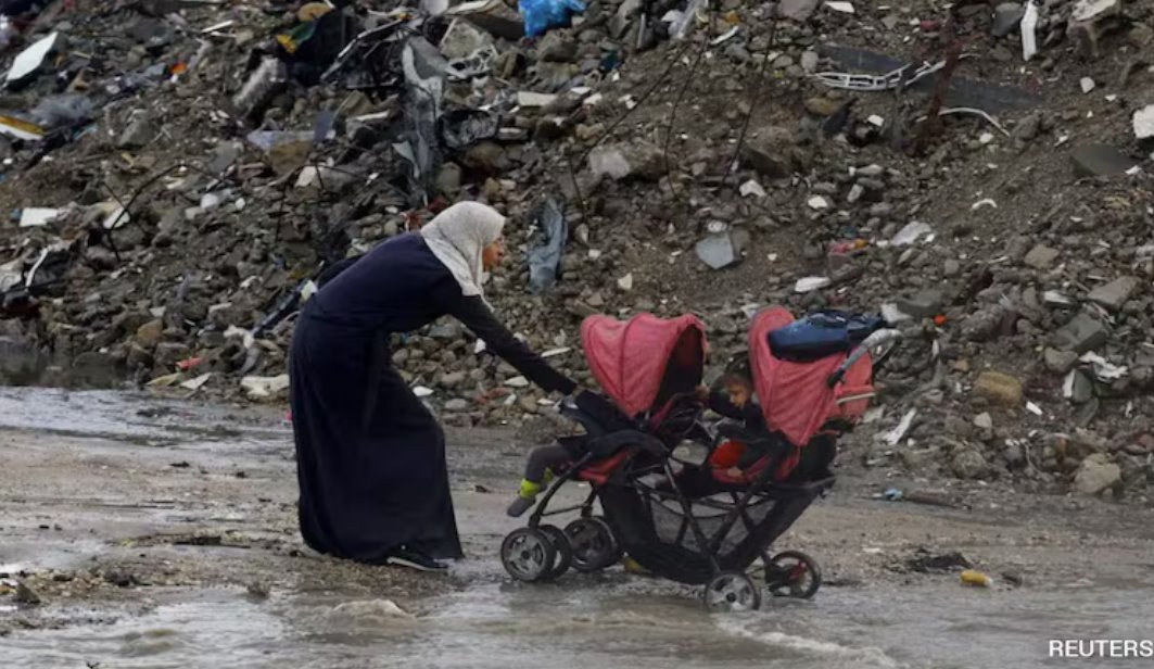 洪水上漲至地面以上40至50厘米,一些帳篷被完全沖走。