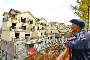 億萬富翁堵路圍毆交巡警續(xù)：自稱遭強(qiáng)拆傷面子