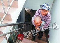 老漢每天往返16公里山路推癱瘓老伴去按摩