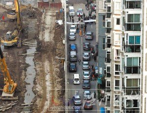 小區停車費突然漲5倍業主停車堵門抗議