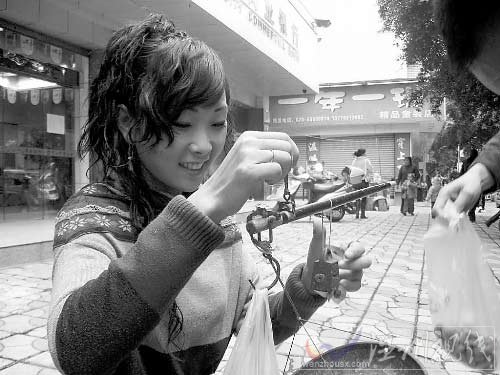 女孩為籌學(xué)費(fèi)走街串巷賣堅果走紅網(wǎng)絡(luò)(組圖)